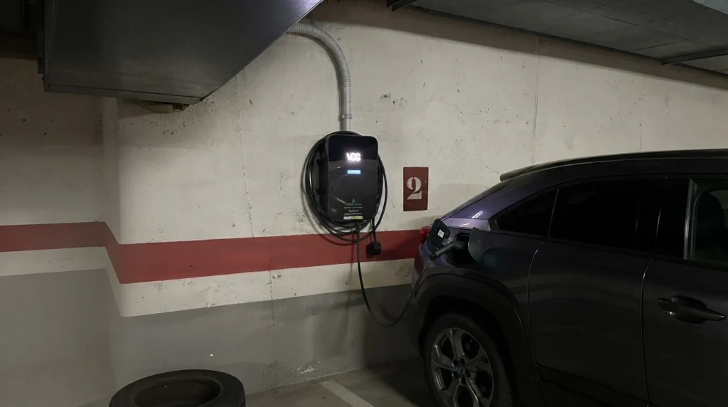 mi mazda electrico cargando en garaje comunitario de vecinos